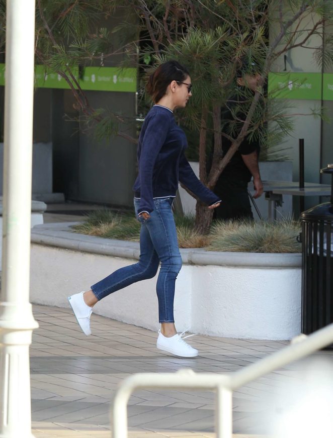 Mila Kunis - Goes out for lunch in Studio City